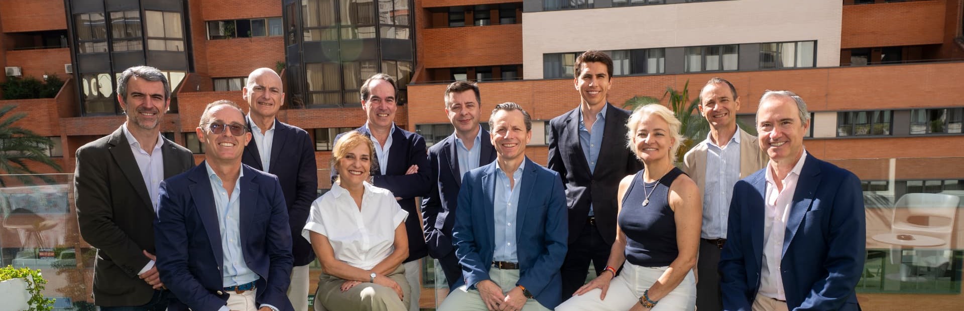 El equipo de Strategyco reunido en la terraza de su sede.